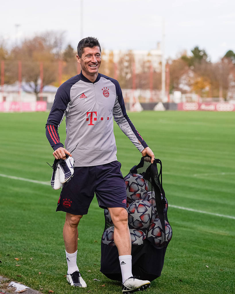 什琴斯尼哥哥：我弟更愿意坐板凳，需要他时再出场帮忙（什琴斯尼兄长：弟弟宁当替补，球队需要时再上场助阵）