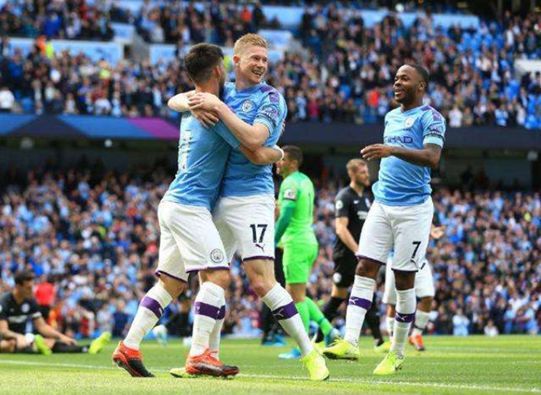 足球报：梅州客家经济困难无法妥善解决，也没总经理主持局面（足球报：梅州客家财务困境未能有效化解，总经理缺位无人主事）