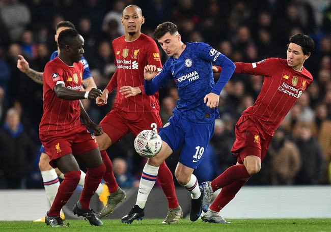 门将扑出关键点球，球迷热议（门将神扑化解点球，球迷掀起热议）