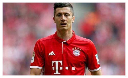 辛辛那提中场吉迪赛后与梅西交换球衣，双方握手并拥抱（梅西与辛辛那提中场吉迪赛后互换球衣，握手相拥）