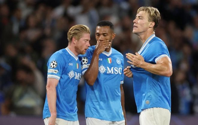 西媒：亚马尔改踢前腰全面爆发，进攻数据耀眼还完成7次抢断（西媒：亚马尔改打前腰全面开花，进攻端耀眼并完成7次抢断）