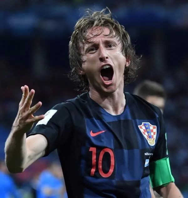 3-2,29岁拜仁旧将萨内1球1助,率队揽36分领跑,领先穆帅前东家4分（3-2！29岁前拜仁球员萨内传射立功，球队积36分居首，领先穆帅旧主4分）