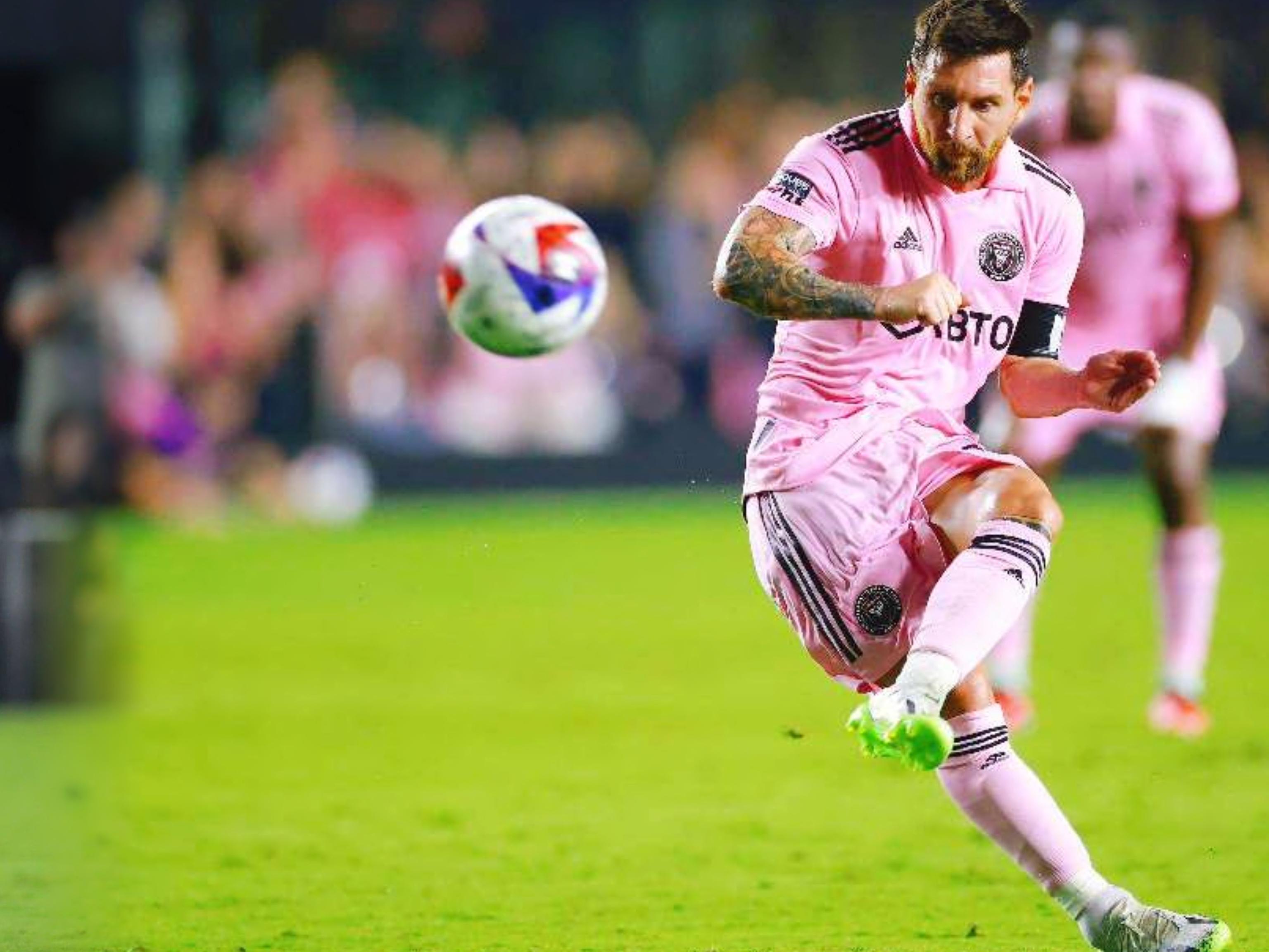 庆祝建队126周年！巴萨官方社媒晒诺坎普球场海报（巴萨建队126周年纪念：官方社媒晒出诺坎普球场海报）